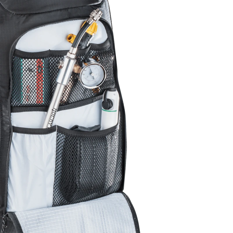 Evoc FR Protector Enduro Blackline 16L 5 Evoc FR Protector Enduro Blackline 16L – Image 3